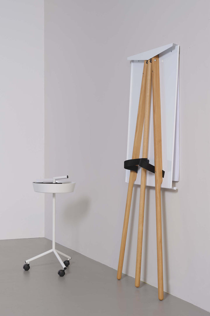 Flipchart Foldable mit Beinen aus Eiche  lehnt zusammengeklappt an der Wand