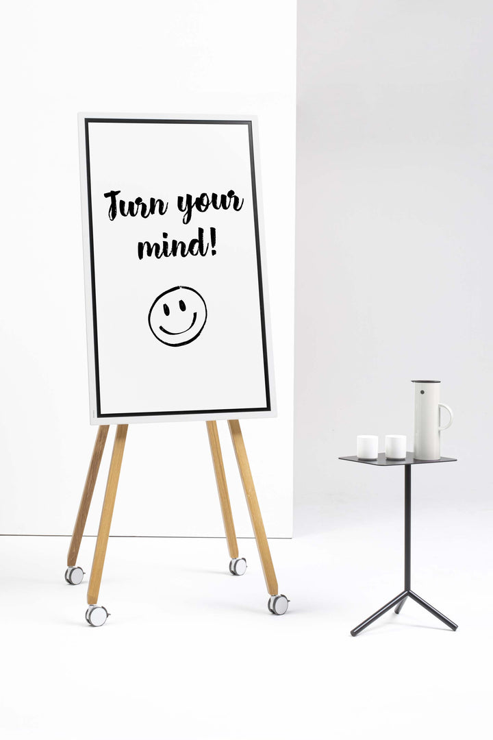 Standfuß Flip it mit Samsung Flip Display, daneben ein Beistelltisch