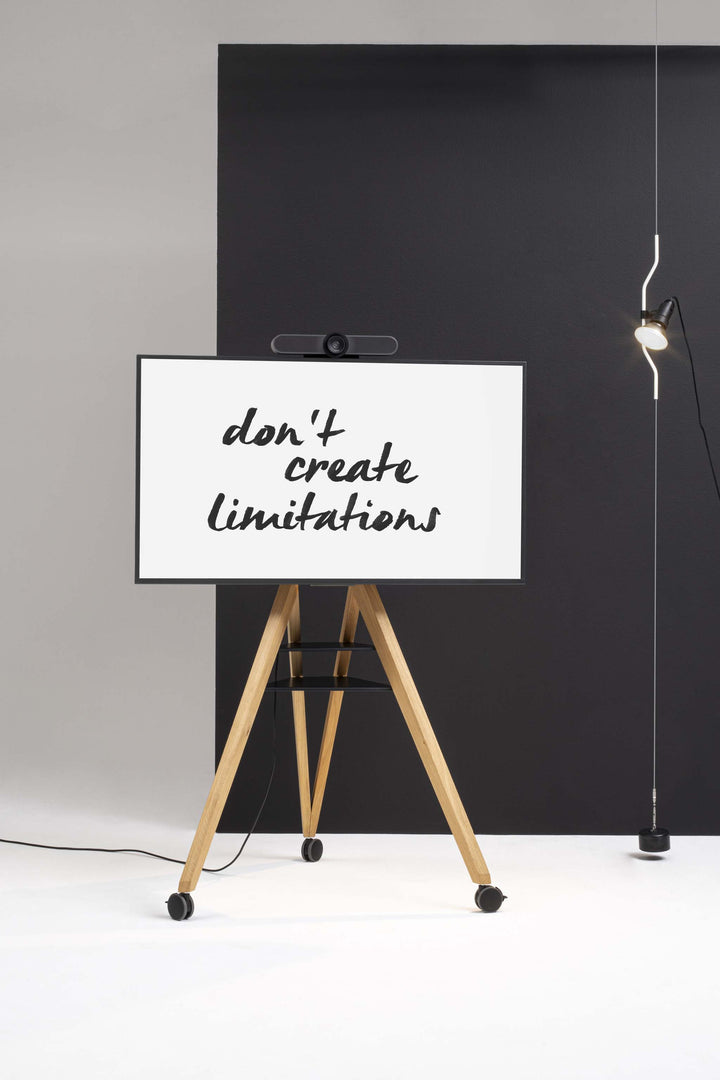 TV-Ständer Front Row mit schwarzen Rollen