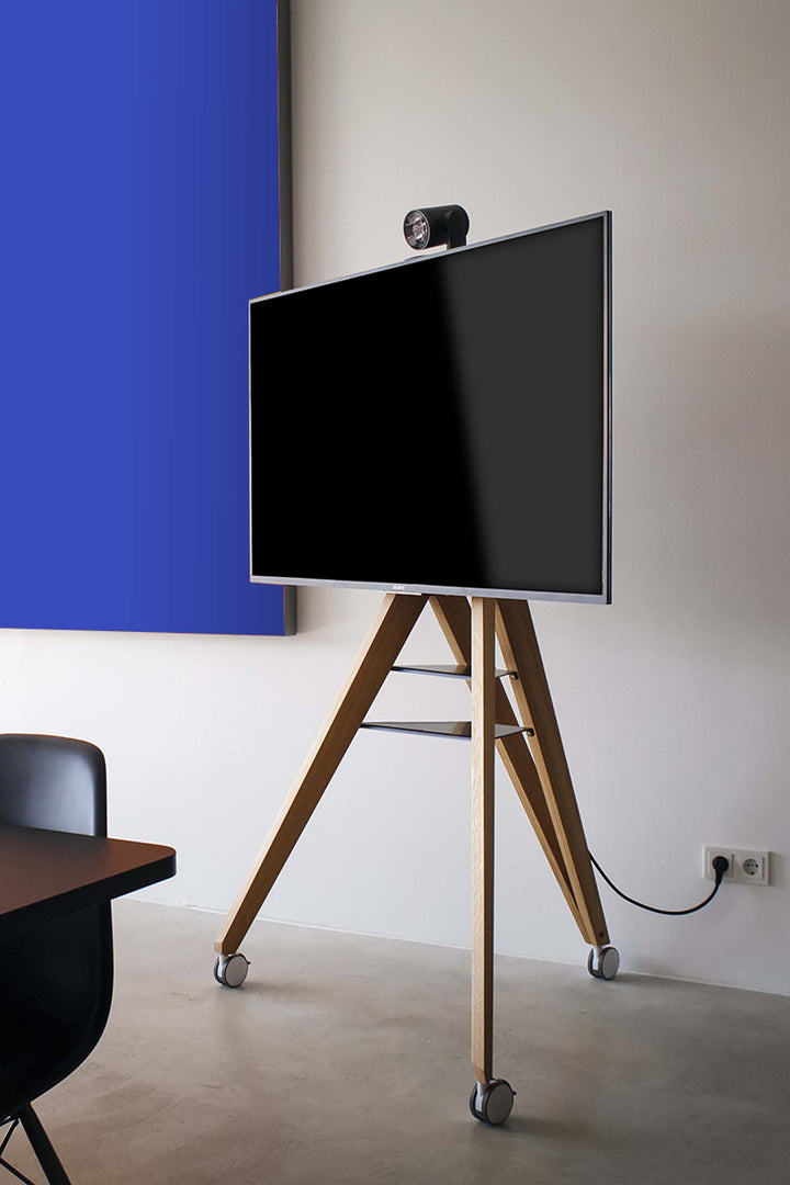 Monitorständer Front Row mit TV und Kamera im Office