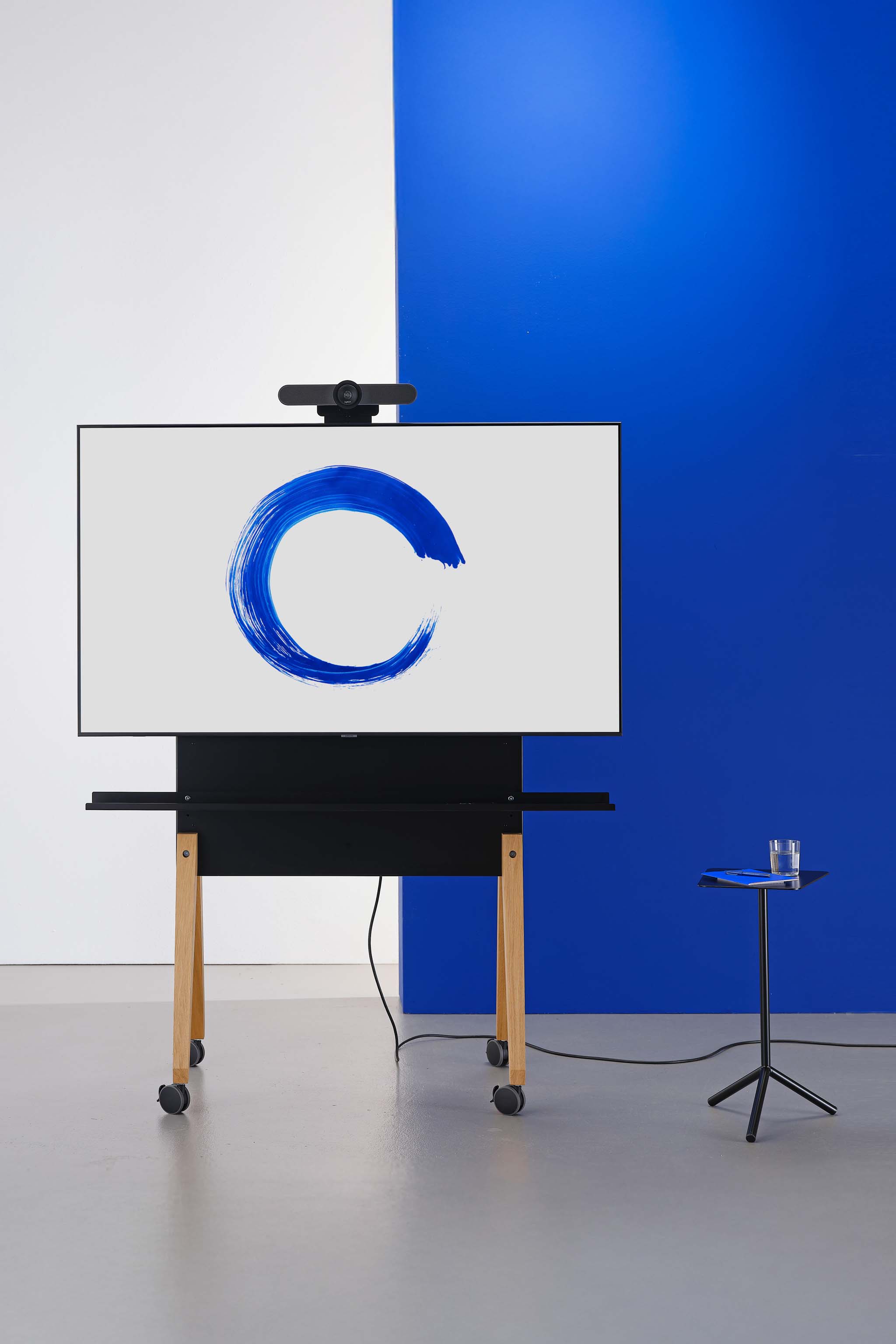 Monitorwagen Chatterbox vor blauem Hintergrund