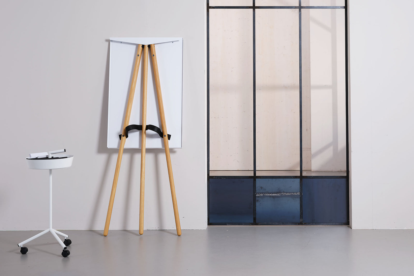 Flipchart Foldable lehnt zusammengeklappt an der Wand