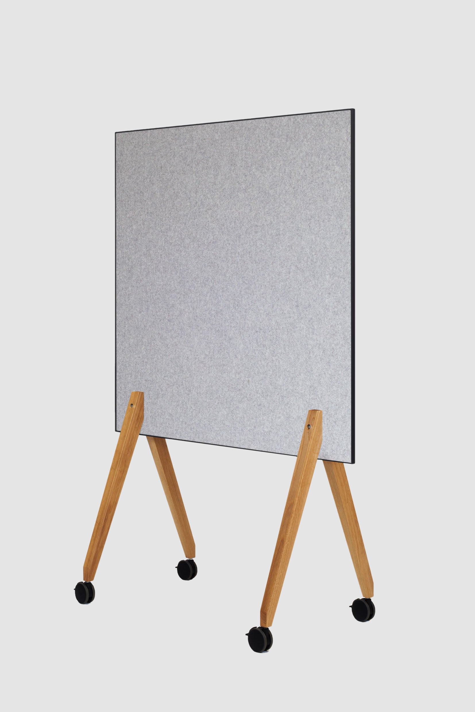 Pin Up on Tour 120 cm, Filzseite, Eiche beine, schwarzes Board und schwarze Rollen