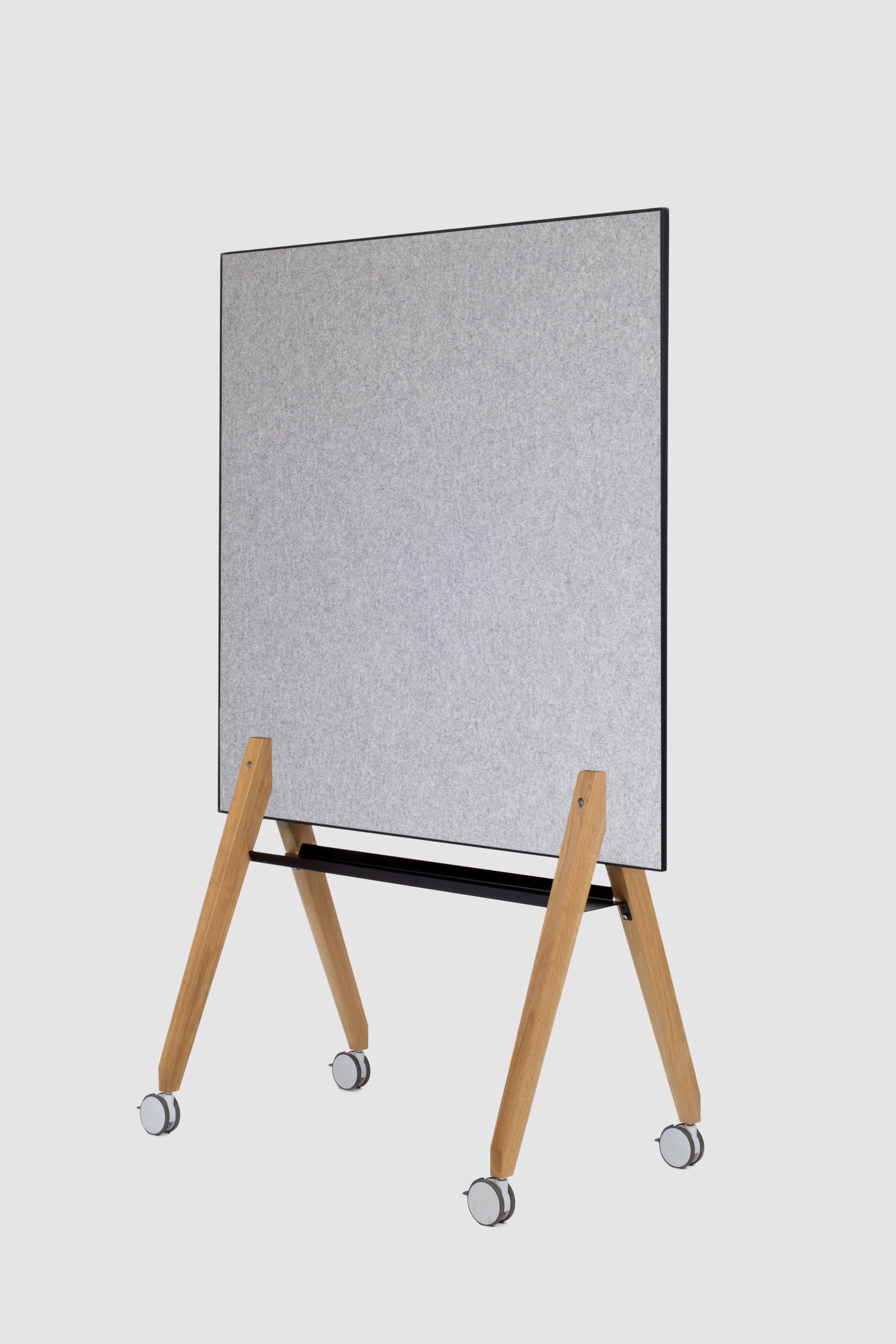 Pinnwand Pin Up on Tour Schwarz - Filz Seite, 120 cm mit Ablage Schwarz, Eiche Beine, Weiße  Rollen. 